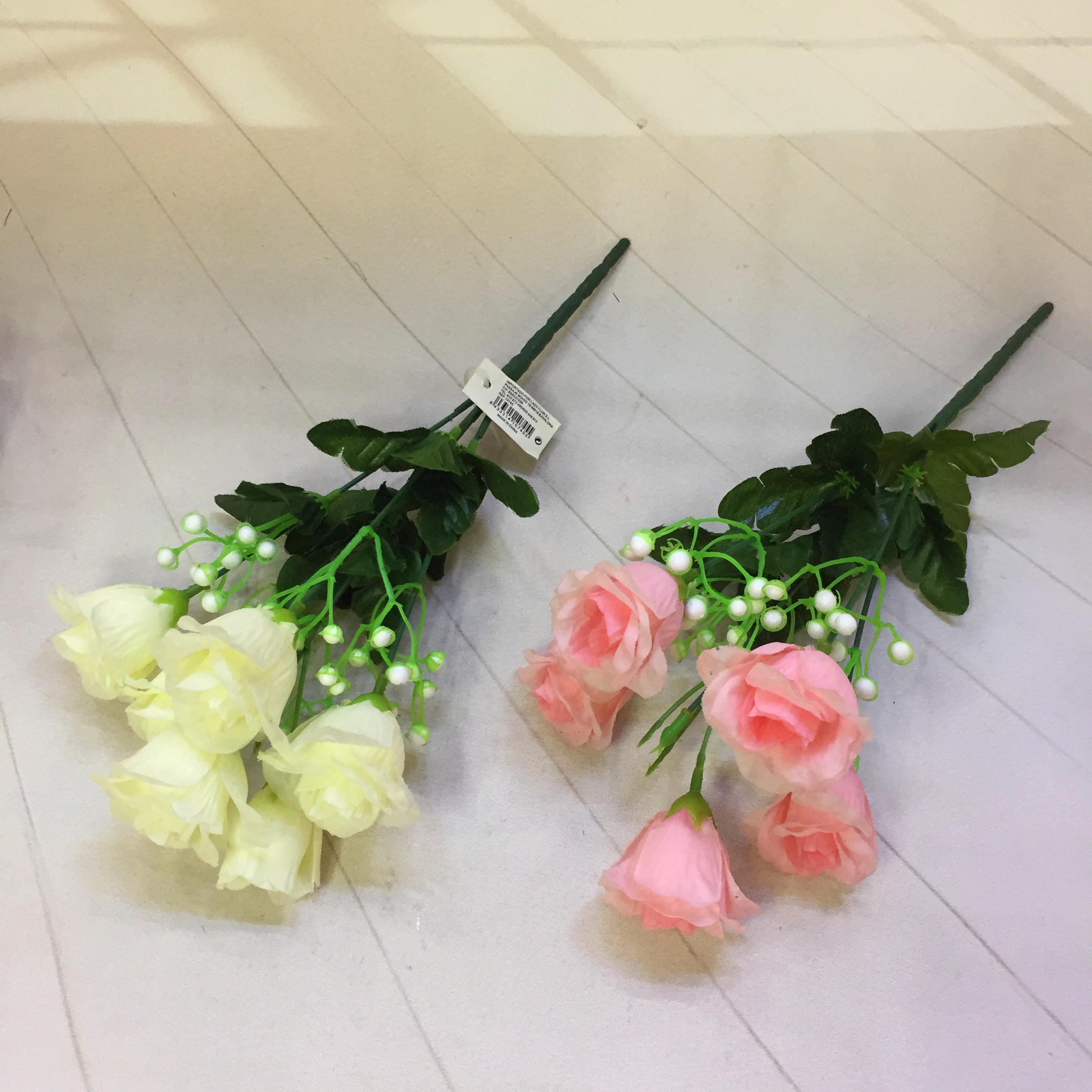 Factory direct sales of 5-head 6-flower wavy rose artificial flowers Application Scenario