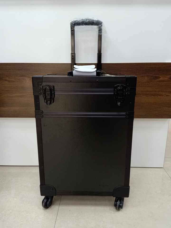 Large-capacity multi-layer combination handle makeup box with light, universal wheel LED light box, beauty nail and tattoo toolbox Application Scenario