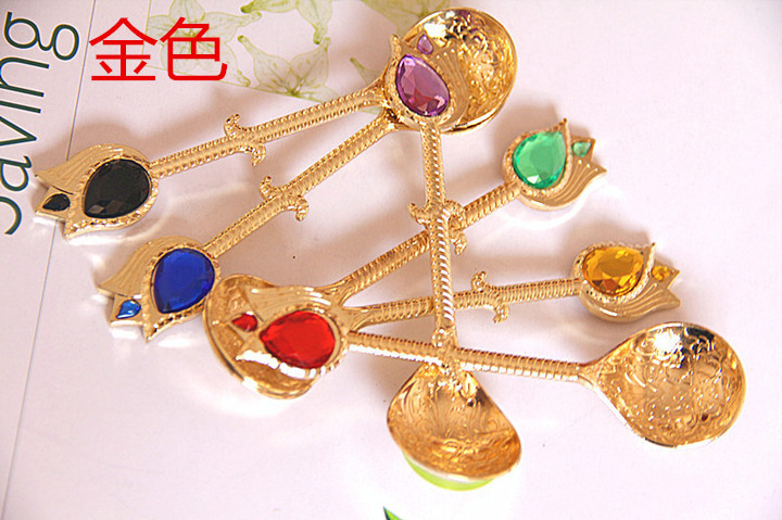 Creative and fashionable home products: coffee spoon in gold, silver, red copper, bronze, 5 colors, retro spoon, creative tableware in multiple colors, decorative spoon, stainless steel dessert spoon, spoon, table spoon Application Scenario