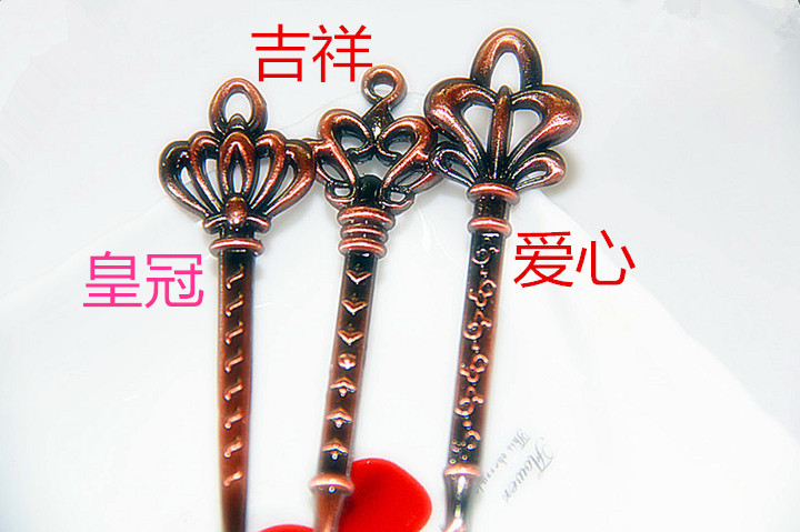 Retro crown fruit fork set in gold, silver and bronze colors, creative and fashionable 4-finger fork, retro fork, auspicious and lucky knot Application Scenario