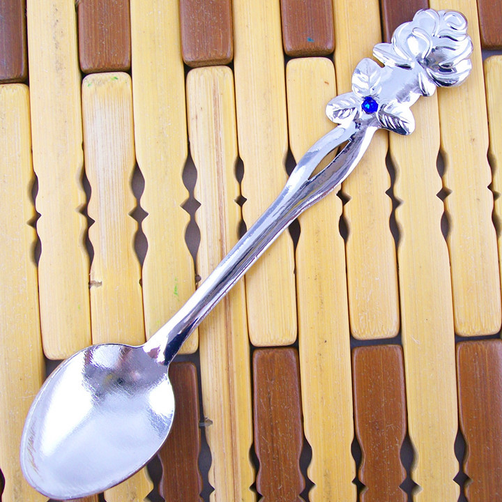Stainless steel rose retro coffee spoon, creative gemstone dessert spoon, gold and silver ice cream spoon (JY73) Application Scenario