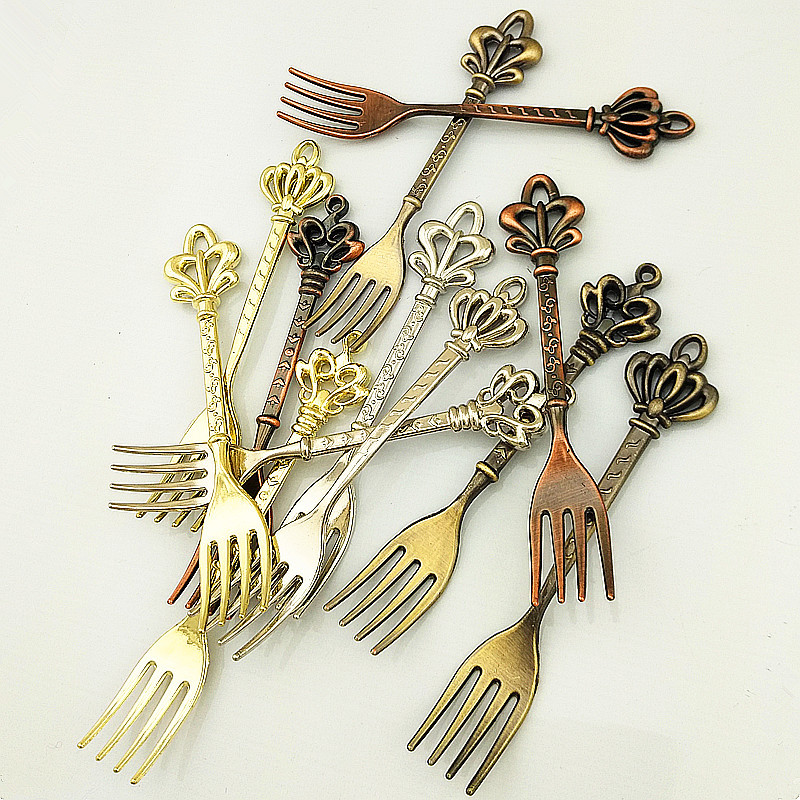 Retro crown fruit fork set in gold, silver and bronze colors, creative and fashionable 4-finger fork, retro fork, auspicious and lucky knot Item Picture