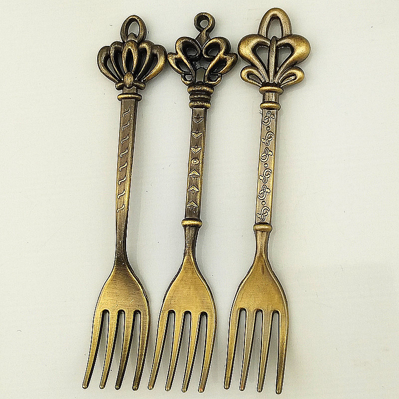 Retro crown fruit fork set in gold, silver and bronze colors, creative and fashionable 4-finger fork, retro fork, auspicious and lucky knot details Picture