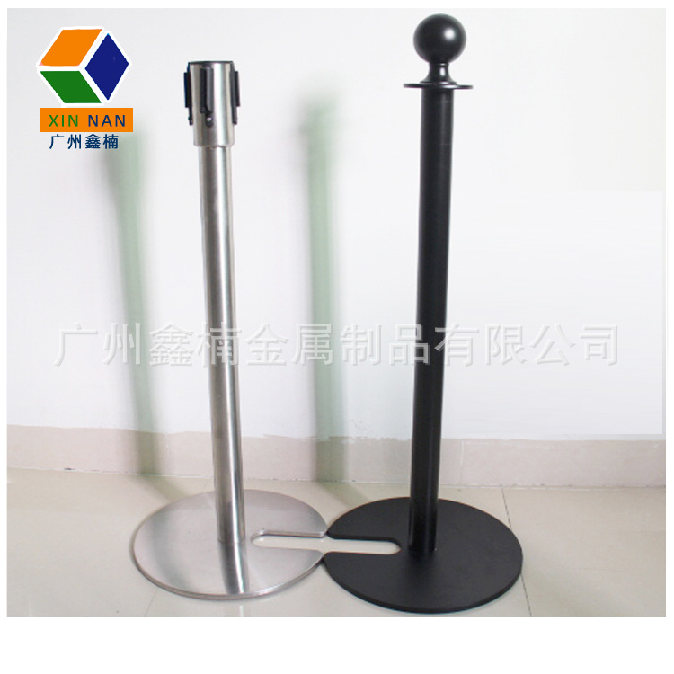 Specializing in supplying custom U-shaped base, notched, stackable all-black concierge columns and concierge railings for shopping malls and museums Application Scenario