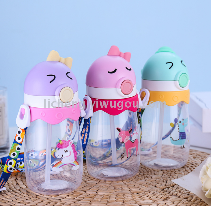 New children's straw cup, plastic cup with handle, baby drinking cup, portable kindergarten suction cup Application Scenario
