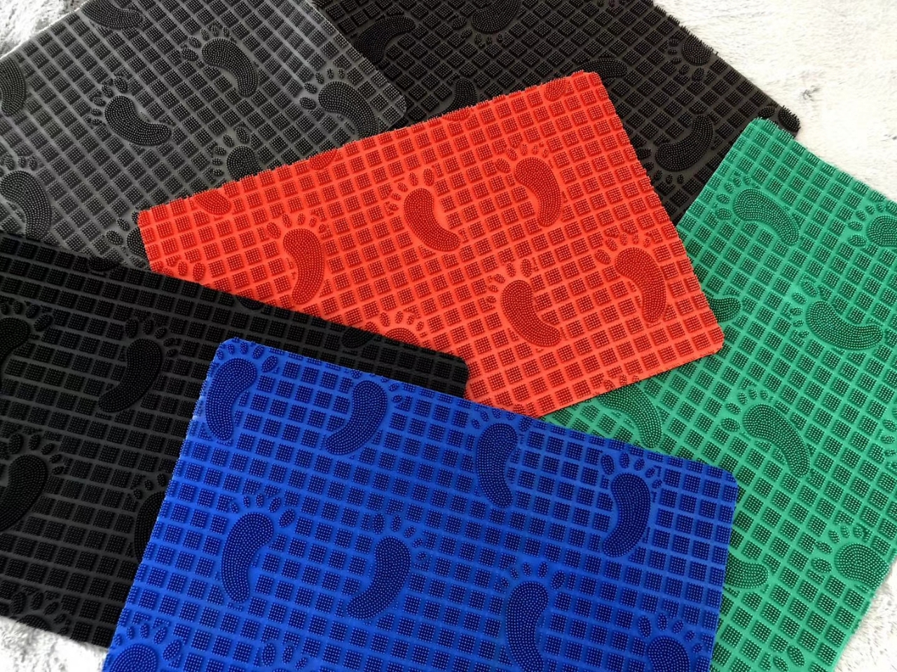 Plastic molded floor MATS for small feet