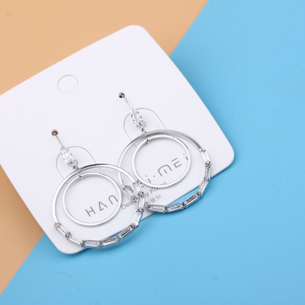 Pudding Station Boutique, trendy and popular long tassel pearl stud earrings, feminine charm earrings, and exaggerated and unique earrings Application Scenario