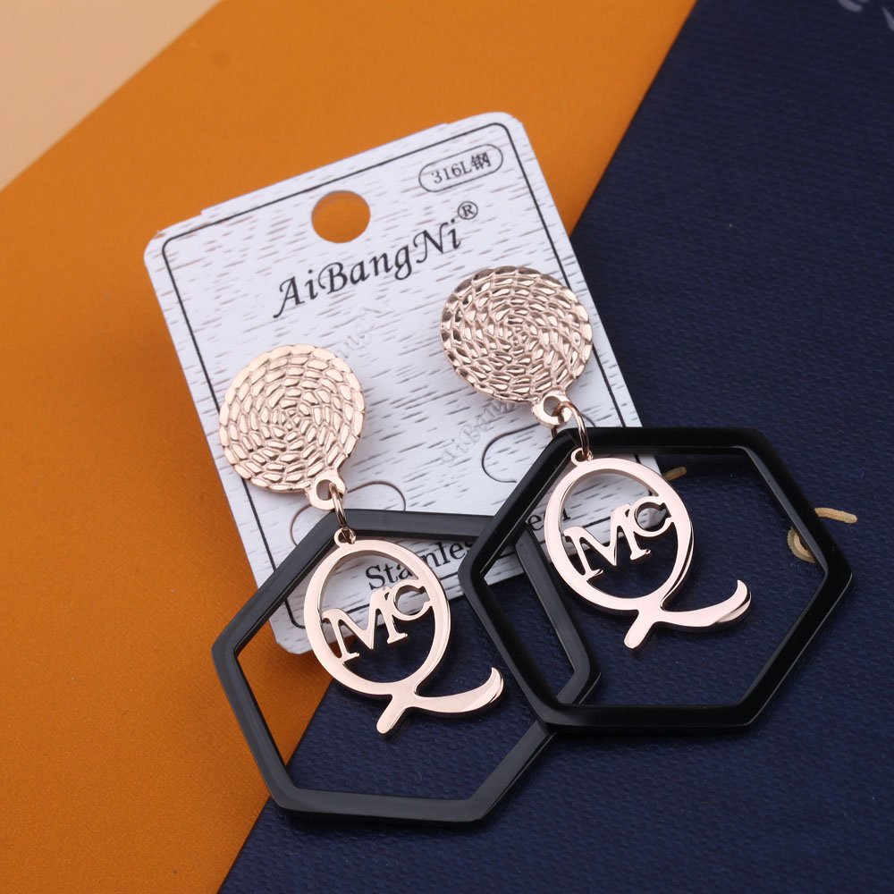 10-yuan store accessories, elegant long tassel exaggerated earrings, fashionable women's earrings, internet-famous personalized stud earrings Application Scenario