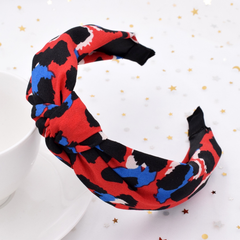 Amazon's exaggerated leopard print headband, retro cross headband, creative fabric knot headband, feminine hair accessory, European and American style Application Scenario