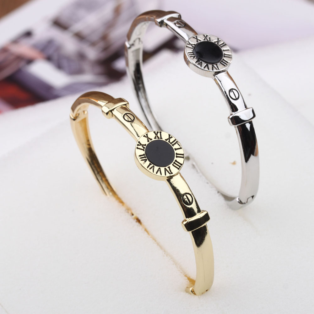 The 18k rose gold bracelet from the boutique is elegant and simple, a popular couple's jewelry Application Scenario