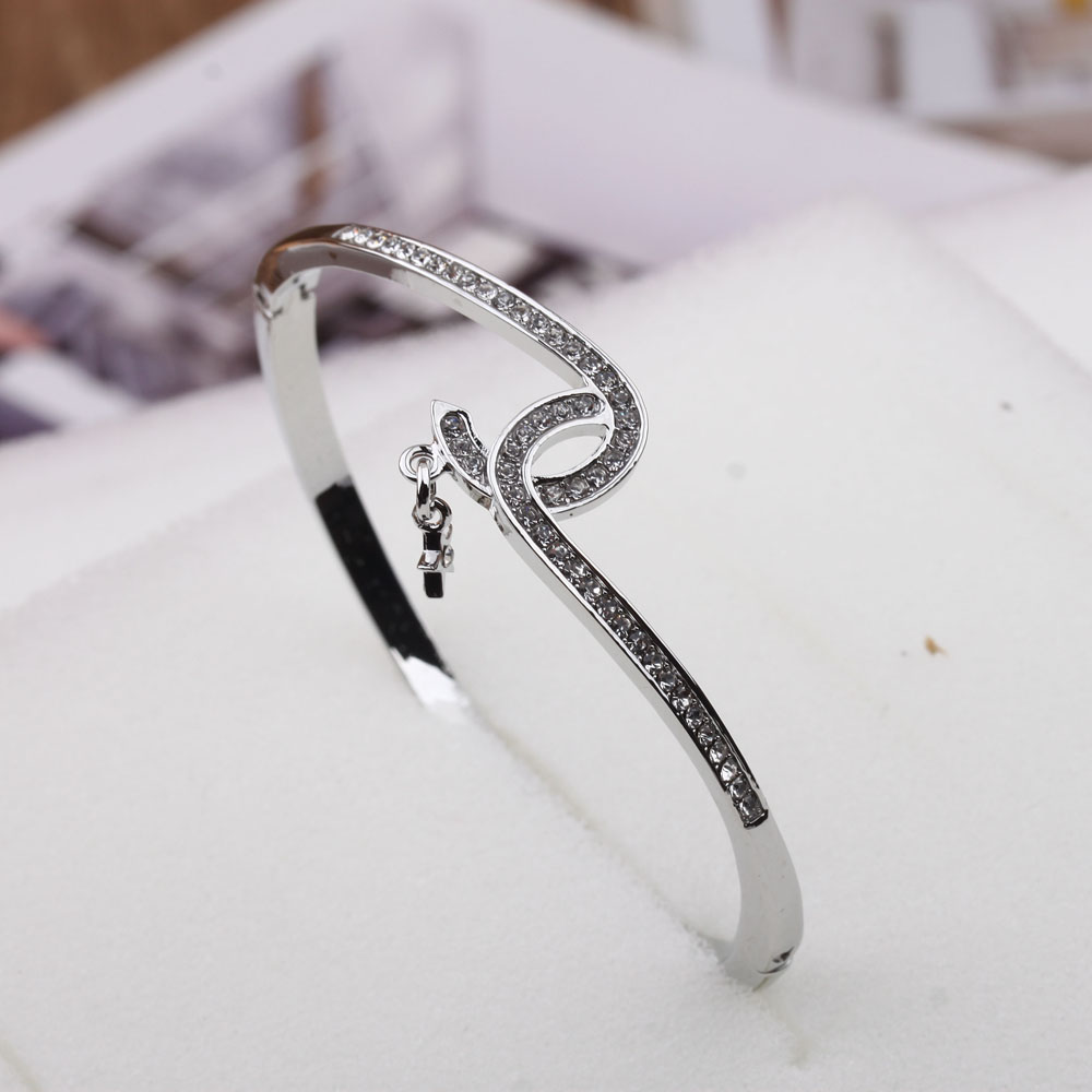 The Pudding Station boutique offers women's fashionable bracelets plated with 18K rose gold, featuring a unique and simple style details Picture