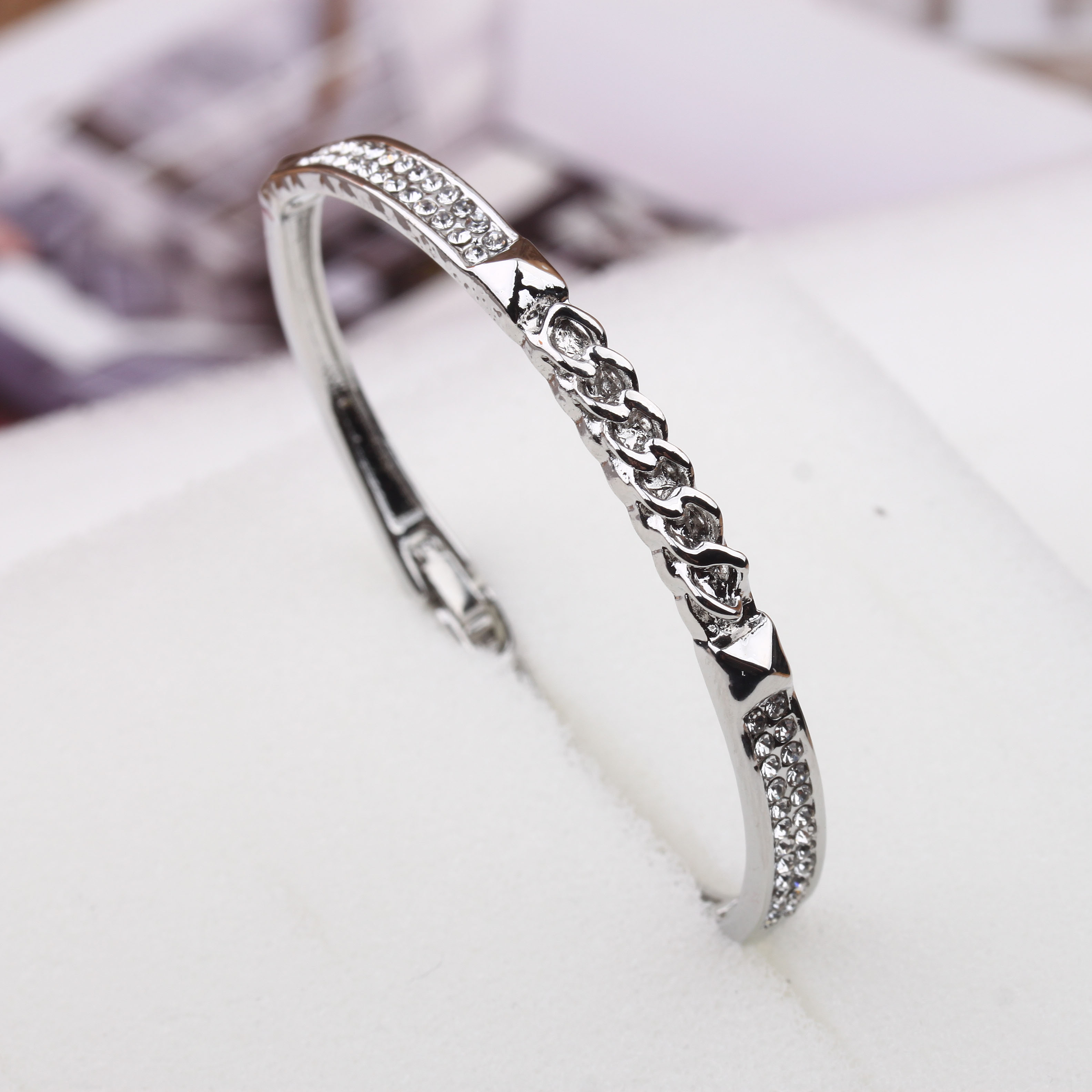 Pudding Station Boutique offers 18K rose gold bracelets with diamond nails that won't fade for women details Picture