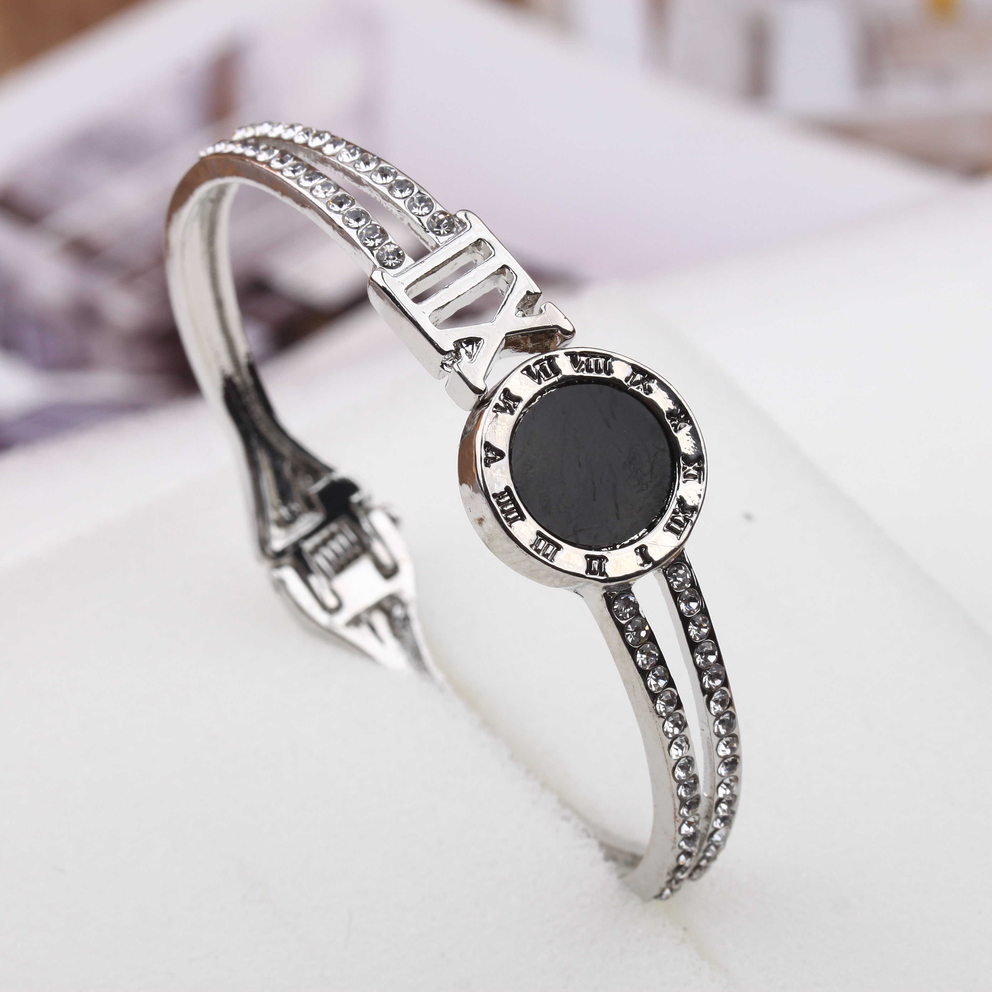 Pudding Station Boutique offers 18K rose gold bracelets with diamond nails that won't fade for women Application Scenario