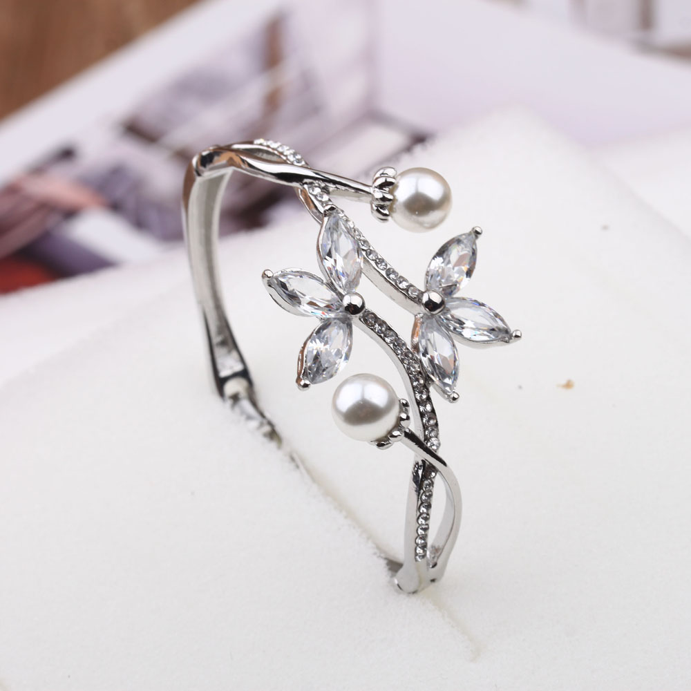 The 18k rose gold bracelet from the boutique is elegant and simple, a popular couple's jewelry