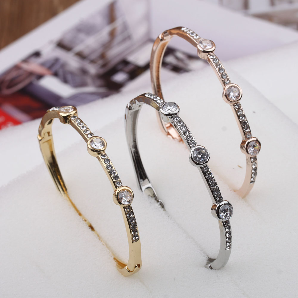 The Pudding Station boutique offers women's fashionable bracelets plated with 18K rose gold, featuring a unique and simple style Application Scenario