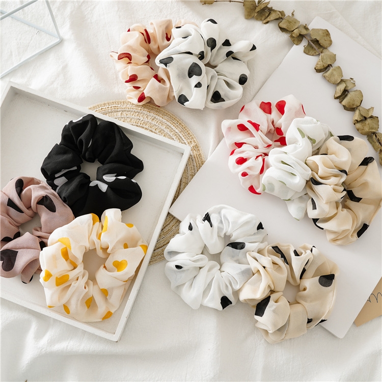 The new color heart-shaped large intestine circle hair band accessory from Santai, a cross-border cloth circle for women, and an elastic band for tying hair Item Picture