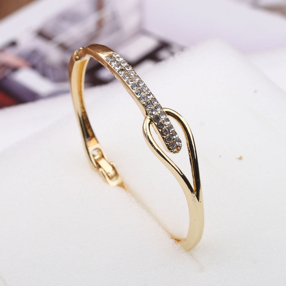 The 18k rose gold bracelet from the boutique is elegant and simple, a popular couple's jewelry details Picture