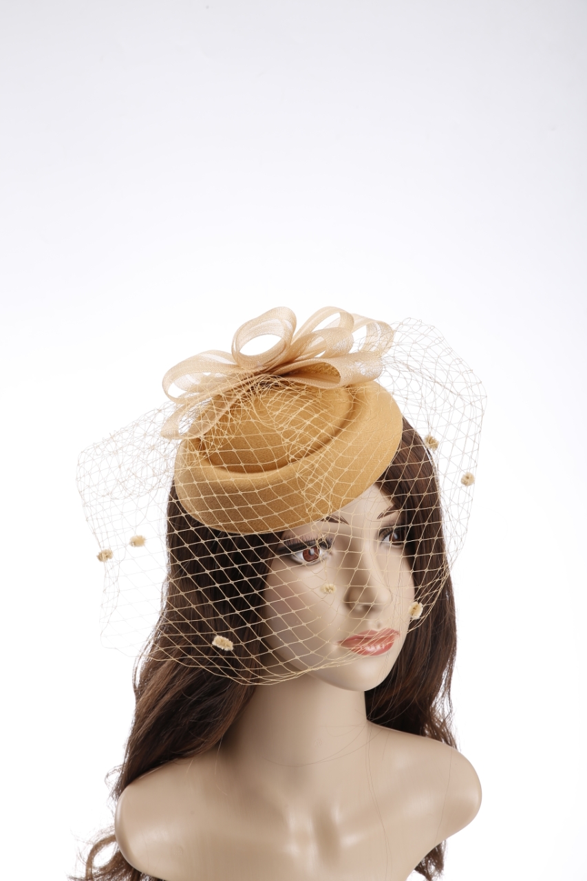 Wholesale of popular European and American mesh top hats, ins feather veils, face coverings, bows, banquet headwear, evening gowns and accessories details Picture