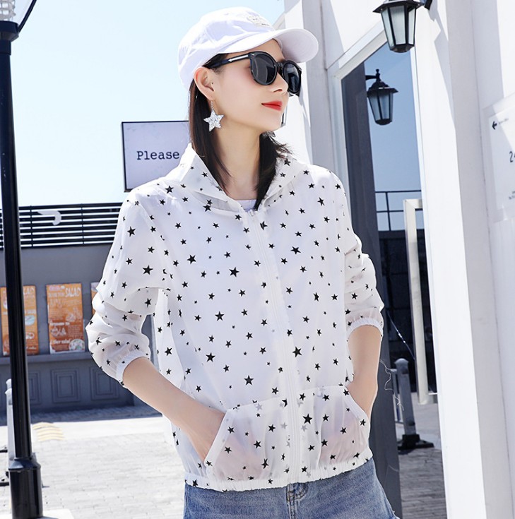 Ms. Xia's sun-protective clothing is a thin, UV-resistant, quick-drying printed sun-protective garment and a short hooded skin jacket