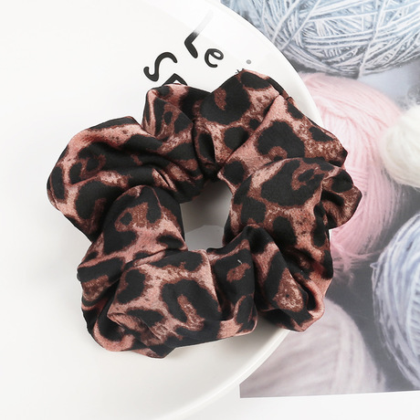 Qiyue Amazon Cross-border Bright Leopard Print Large Intestine Band, hair band, elastic band, direct sales from Yiwu factory, customizable C152 Application Scenario