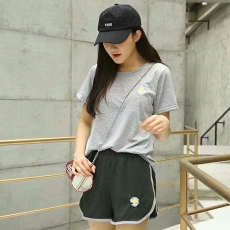 New Daisy quick-drying two-piece set, round-neck top, yoga, sportswear, casual quick-drying, short-sleeved and short-pants set Item Picture
