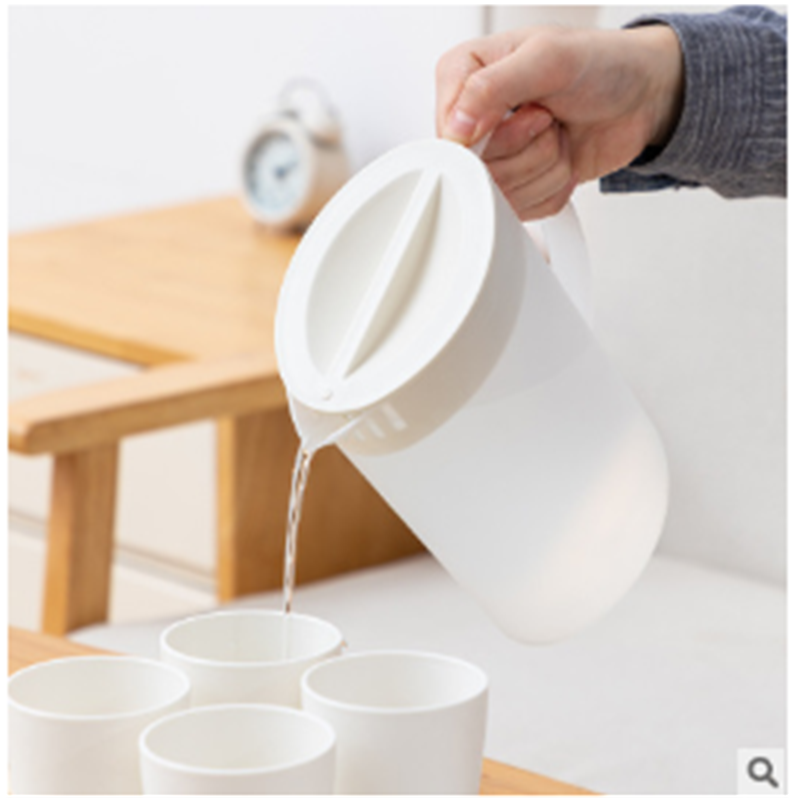 Japanese-style plastic covered cold water bottle, summer juice cup, Nordic large-capacity household water cup, cold water bottle Application Scenario