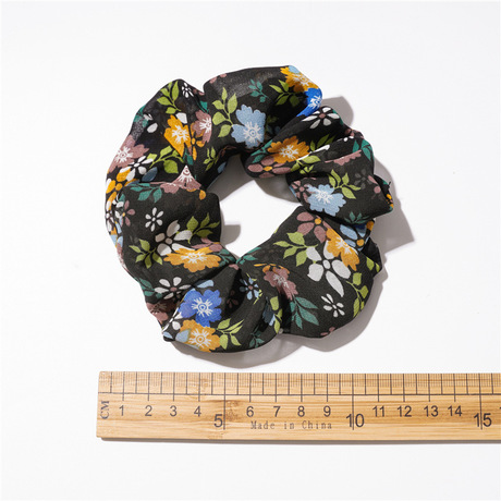New Japanese and Korean version floral and fresh hair and large intestine ring accessories, ins style, versatile for girls, sweet fabric ring manufacturer Application Scenario