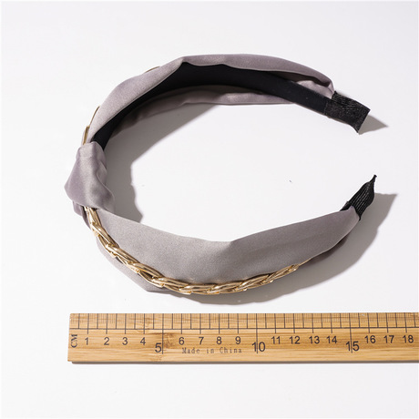 The new Spring and summer cross-border bestseller of the three-state headwear color butyl fabric chain knot headband, a wide fabric edge headband Application Scenario