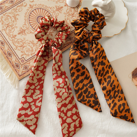 Santai Cross-border's new European and American satin leopard print knotted ribbon large intestine circle women's updo bun hair hoop accessory Application Scenario