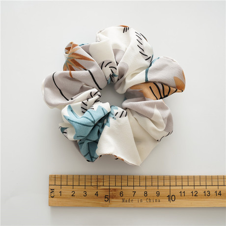 In the spring of 2020, new floral large intestine circle fabric circle, European and American women's hair bun, elastic and versatile hair accessories, cross-border hair circle Application Scenario