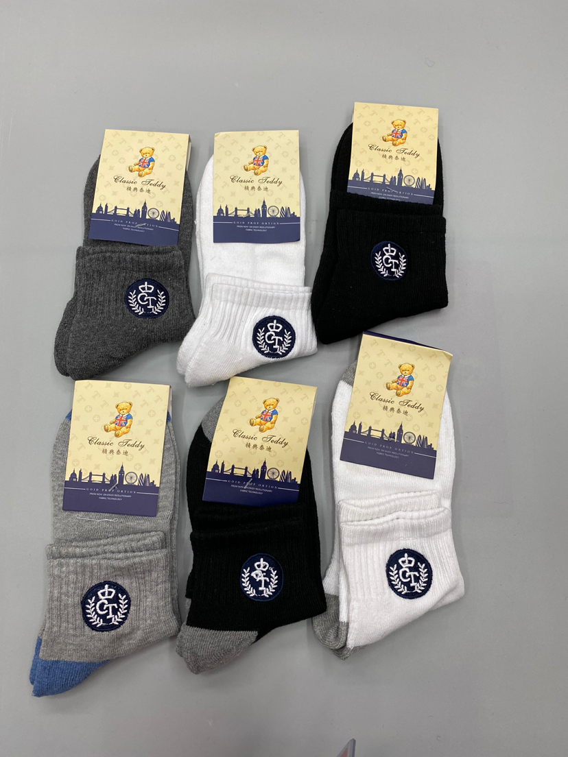 Embroidered half-pulled men's sports socks