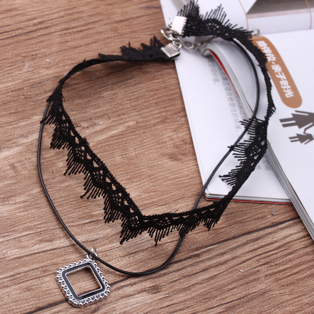 A simple and fashionable Korean double-layer velvet leather necklace and collar. A Korean leather rope diamond-encrusted pendant necklace and short collar decoration details Picture