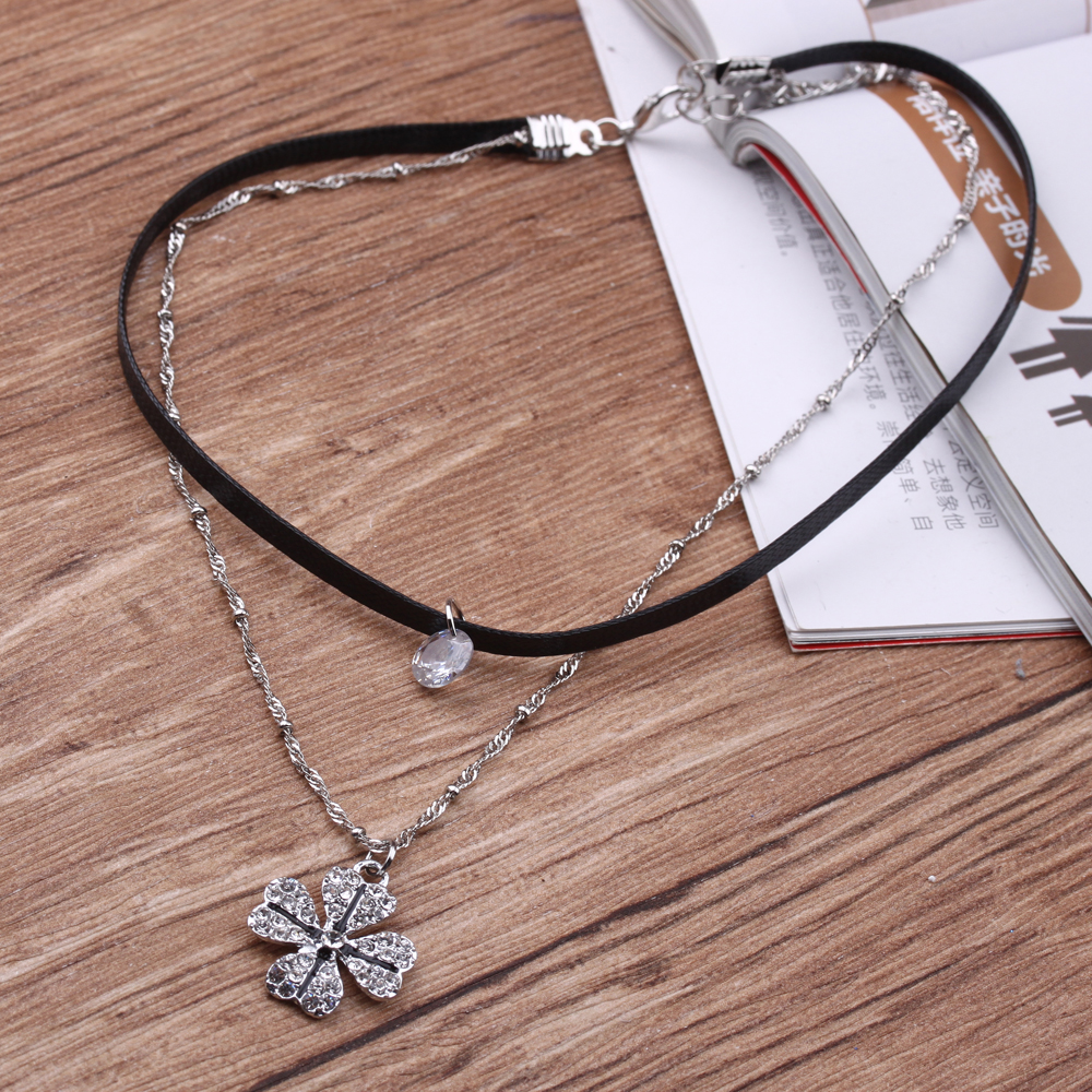 A simple and fashionable Korean double-layer velvet leather necklace and collar. A Korean leather rope diamond-encrusted pendant necklace and short collar decoration Specification image