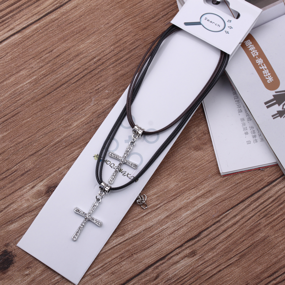 10-yuan store supply: Japanese and Korean leather rope couple necklaces, alloy heart pendants, 2 pieces of necklaces, male and female student accessories details Picture