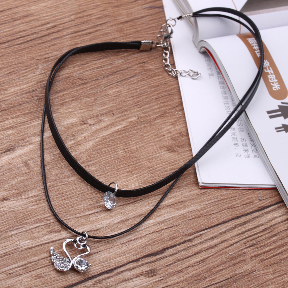 A simple and fashionable Korean double-layer velvet leather necklace and collar. A Korean leather rope diamond-encrusted pendant necklace and short collar decoration