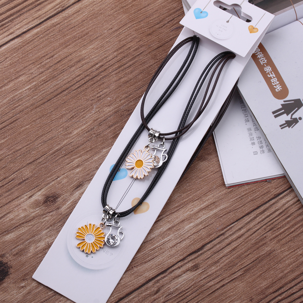 10-yuan store supply: Japanese and Korean leather rope couple necklaces, alloy heart pendants, 2 pieces of necklaces, male and female student accessories Application Scenario