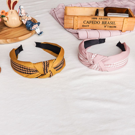 New Korean-style hair band with a retro checkered pattern, wide edge cross-knotting hair clip, headband for women, factory direct sales Application Scenario