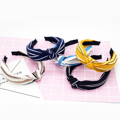 Hot-selling new hair accessories: Fashionable checkered elegant hair band, Korean version hand-knotted fabric hair band wholesale Application Scenario
