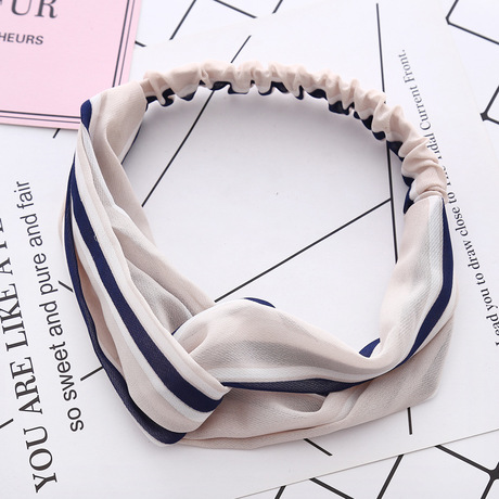 Wholesale of retro fabric cross headbands, new Korean-style headbands with knotted striped patterns in the middle Application Scenario