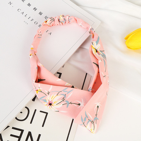 The new summer versatile printed cross hair band is selling well. The Korean retro classic elegant pattern facial cleansing hair band is in stock details Picture
