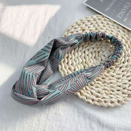 Hot-selling new women's fashion, creative, retro printed, striped and crossed high-end Korean-style hair accessories and hair bands are sold directly by the manufacturer Application Scenario