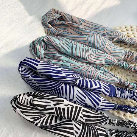 Hot-selling new women's fashion, creative, retro printed, striped and crossed high-end Korean-style hair accessories and hair bands are sold directly by the manufacturer details Picture
