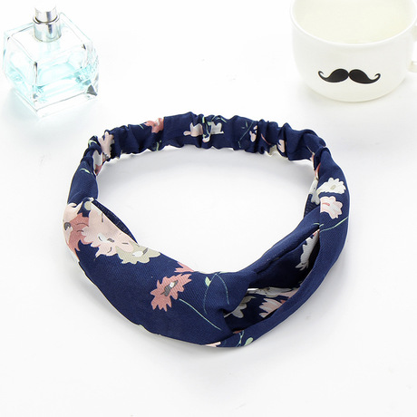 The Korean-style hair band with cross wide edges, made of fabric, is versatile and super fairy-like headwear. It's fresh and simple like a forest girl's facial hair band and sweet hair tie Application Scenario