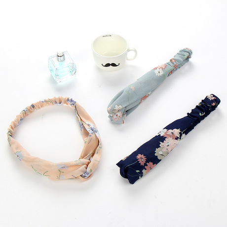 The Korean-style hair band with cross wide edges, made of fabric, is versatile and super fairy-like headwear. It's fresh and simple like a forest girl's facial hair band and sweet hair tie details Picture