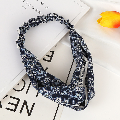 Direct sales from the manufacturer of Korean version fresh, retro and classic patterned facial cleansing hair band, versatile chiffon and fashionable ladies' hair band details Picture