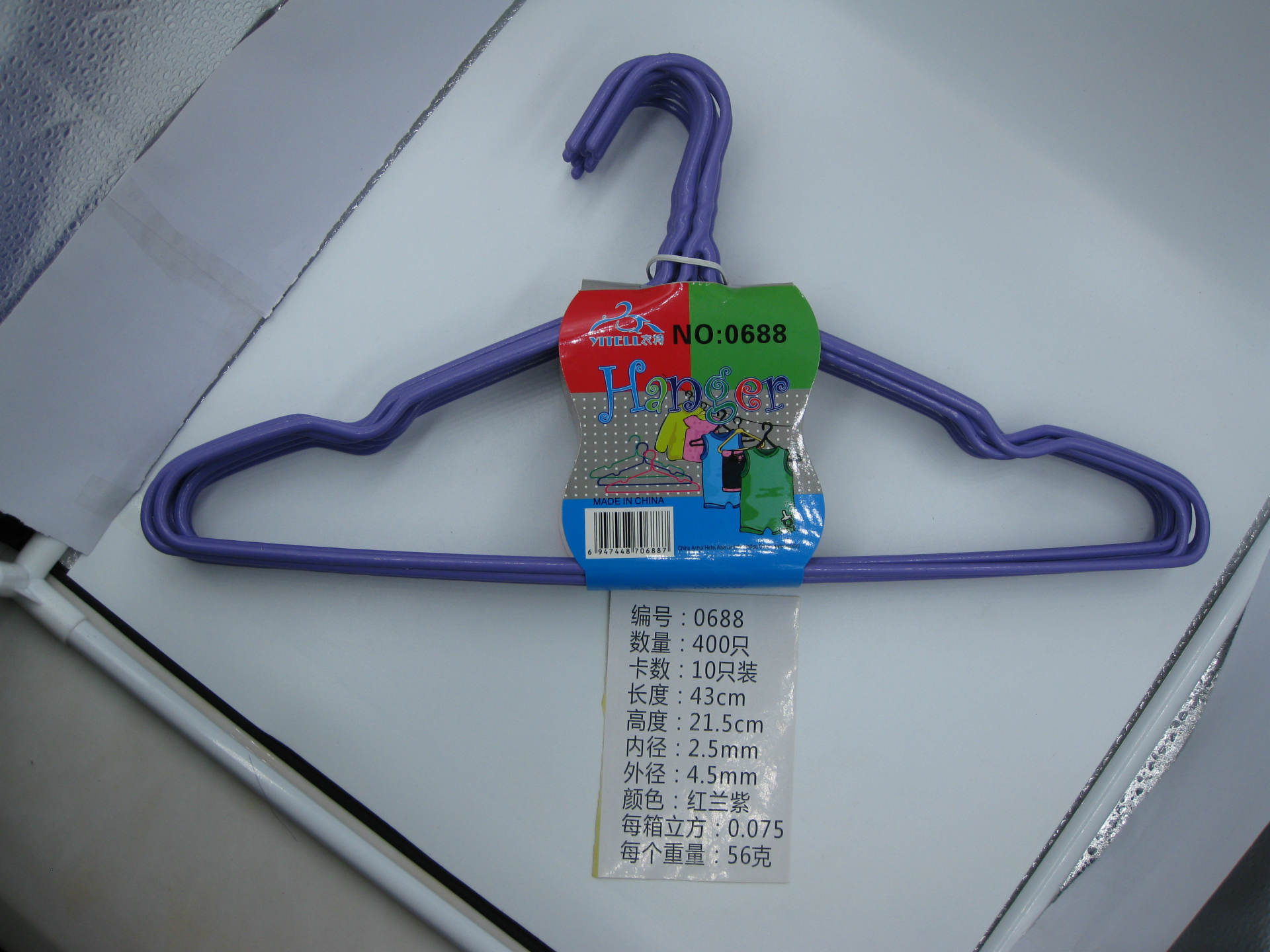 0688 Factory Direct sales New grooved iron wire hanger, steel wire plastic-coated single-color hanger, household thickened plastic-coated hanger Application Scenario