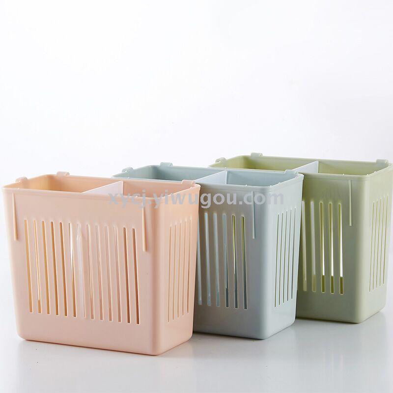 A simple and spacious multi-functional hanging storage basket Item Picture