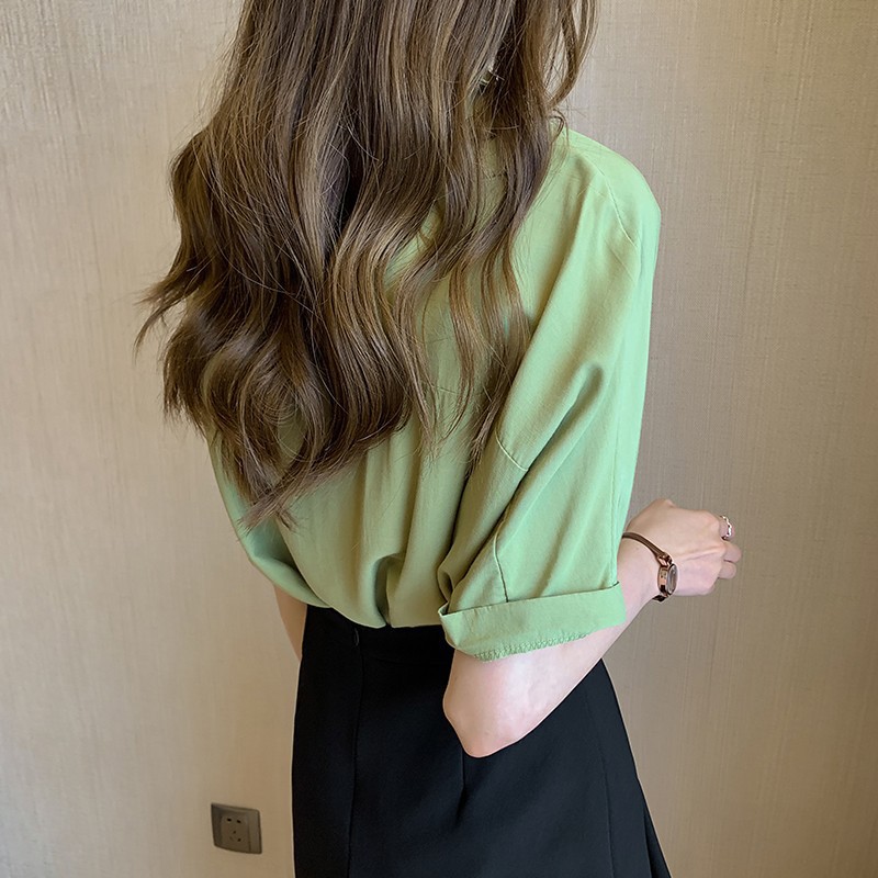 The new summer fashion and stylish white shirt for women, short-sleeved, with a unique design sense, is a loose and Korean-style shirt trend Application Scenario