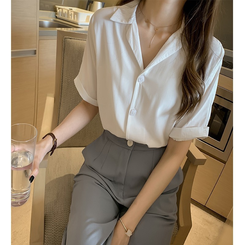 The new summer fashion and stylish white shirt for women, short-sleeved, with a unique design sense, is a loose and Korean-style shirt trend details Picture