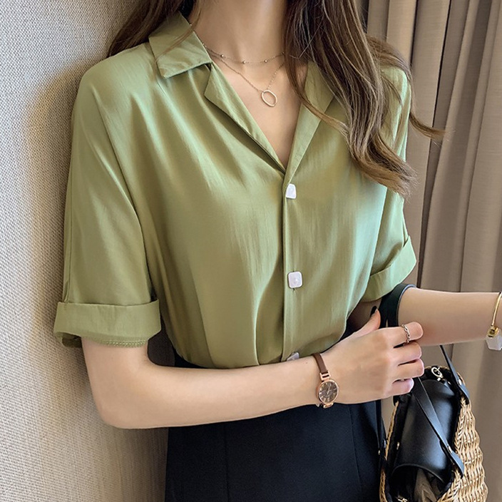 The new summer fashion and stylish white shirt for women, short-sleeved, with a unique design sense, is a loose and Korean-style shirt trend